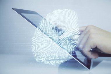 Dijital bir cihaz ve parmak izi hologramı kullanarak insanın elini tutarken çift pozlama. Güvenlik kavramı.