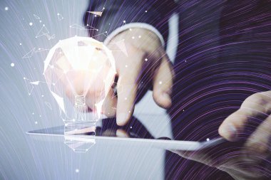 Dijital bir cihaz ve ampul hologram çizimi kullanarak insanın ellerini tutarken çift pozlama. Fikir kavramı.
