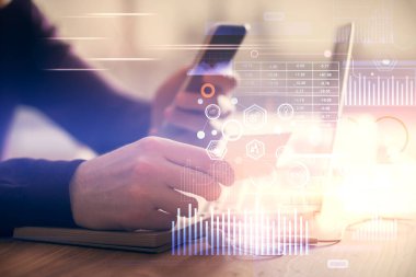 Dijital bir cihaz ve veri temalı çizim kullanan bir adamın el ele tutuşması. Yenilik kavramı.