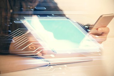 Teknolojiye çifte maruz kalma, hologram ve cep telefonu kullanan bir kadın..