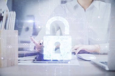 Kilit çizimi, hologram ve cep telefonu kullanan bir kadının iki kez görüntülenmesi. Güvenlik konsepti