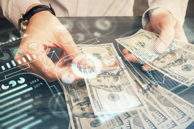 Teknolojinin hologramı, Amerikan dolarları ve insan eli çizimleri. Teknoloji konsepti.