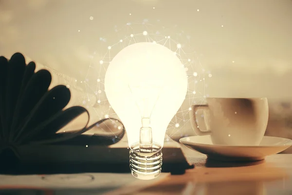 Doppia Esposizione Disegno Lampadina Desktop Con Caffè Oggetti Sfondo Tavolo — Foto Stock