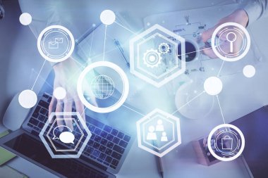 İnsan elinin bilgisayar klavyesi ve sosyal ağ temalı hologram çizimlerinin üzerine iki kez yazı yazması. Üst Manzara. İnsanlar web konseptini bağlar.