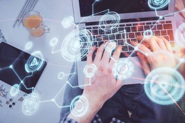 İnsan elinin bilgisayar klavyesi ve sosyal ağ temalı hologram çizimlerinin üzerine iki kez yazı yazması. Üst Manzara. İnsanlar web konseptini bağlar.