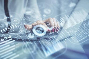 Bilgisayar ve teknoloji temalı çizimlerde kadın elinin çifte pozlanması. Yüksek Teknoloji kavramı.