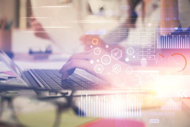 Bilgisayar ve veri temalı hologram çizimleri üzerinde çalışan kadın ellerine çok fazla maruz kalma. Teknoloji kavramı.