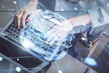 Bilgisayar ve veri temalı hologram çizimlerinde çalışan kadın elleri çift pozlama. Teknoloji kavramı.