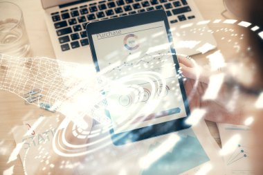 Bir adamın elini tutarken ve dijital bir cihaz ve veri temalı hologram çizimi kullanırken çift pozlama. Teknoloji konsepti.