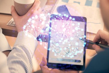 Bir adamın elini tutarken ve dijital bir cihaz ve beyin hologramı çizerken çift pozlama. Veri kavramı.