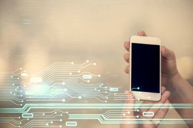 Teknolojiye çifte maruz kalma, hologram ve cep telefonu kullanan bir kadın..