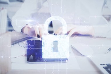 Kilit çizimi, hologram ve cep telefonu kullanan bir kadının iki kez görüntülenmesi. Güvenlik konsepti