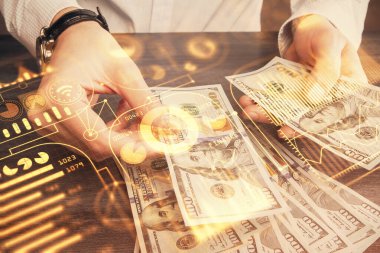 Teknolojinin hologramı, Amerikan dolarları ve insan eli çizimleri. Teknoloji konsepti.