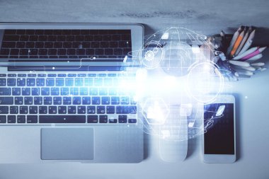 Masaüstü arkaplanındaki bilgisayar üzerinden sosyal ağ hologramı çizimleri. Üst Manzara. Çoklu maruz kalma. İnsanlarla bağlantı kavramı.