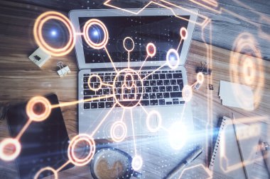 Masaüstü arkaplanındaki bilgisayar üzerinden sosyal ağ hologramı çizimleri. Üst Manzara. Çoklu maruz kalma. İnsanlarla bağlantı kavramı.