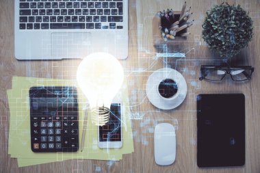 Ampulü telefonla masanın üzerine çizerken çift pozlama. Üst Manzara. Fikir kavramı.