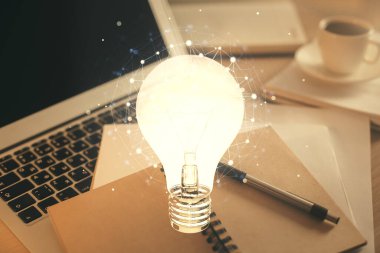 Masaüstü ve ampul çizimi, kahve ve masa arkasında eşyalar. Fikir kavramı.