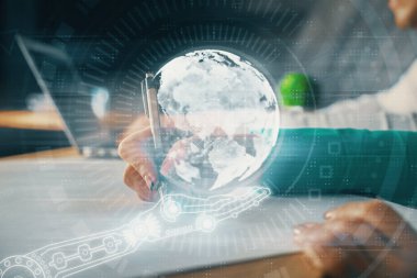 Arka planda not alan insanları gösteren haritanın çifte görüntüsü. Uluslararası bağlantı kavramı