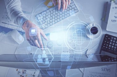 İnsan elinin bilgisayar klavyesi ve sosyal ağ temalı hologram çizimlerinin üzerine iki kez yazı yazması. Üst Manzara. İnsanlar web konseptini bağlar.