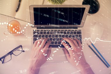 İnsan elinin bilgisayar klavyesi ve veri temalı hologram çiziminin üzerine yazarken çoklu pozlama. Üst Manzara. Teknoloji konsepti.