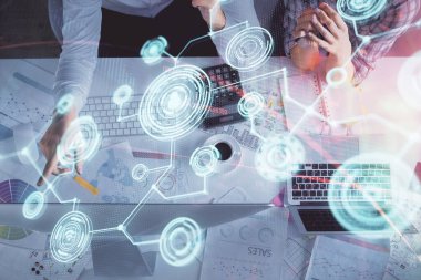 Kadın ve erkeğin birlikte çalıştığı çifte pozlama ve sosyal ağ temalı hologram çizimi. Bilgisayar arkaplanı. konsept bağlanıyor. Üst Görünüm.