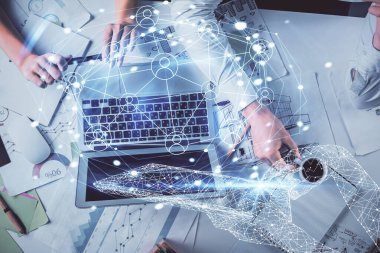 Kadın ve erkeğin birlikte çalıştığı çifte pozlama ve sosyal ağ temalı hologram çizimi. İnsanlar konsepte bağlanır. Bilgisayar arkaplanı.