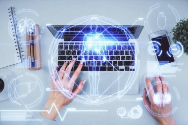Bilgisayar ve eğitim temalı hologram çizimlerinde çalışan kadın elleri çift pozlama. Üst Manzara. Bilim konsepti.