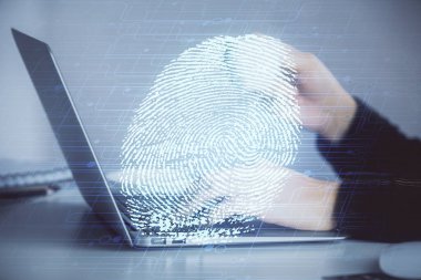 Bilgisayarda yazı yazan ve parmak izi çizimi yapan bir kadının ellerine iki kez maruz kalmış. Güvenlik kavramı.