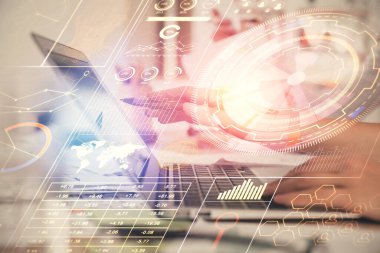 Bilgisayar ve veri temalı hologram çizimleri üzerinde çalışan kadın ellerine çok fazla maruz kalma. Teknoloji kavramı.