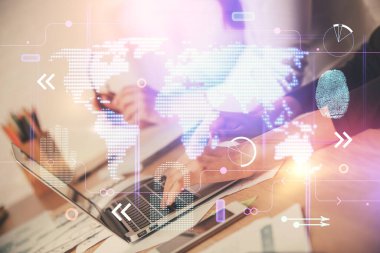 Bilgisayar ve dünya haritası çizimleri üzerinde çalışan kadın elleri çift pozlama. Uluslararası teknoloji sektörü konsepti.