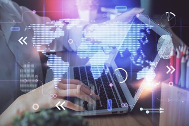 Bilgisayar ve dünya haritası çizimleri üzerinde çalışan kadın elleri çift pozlama. Uluslararası teknoloji sektörü konsepti.