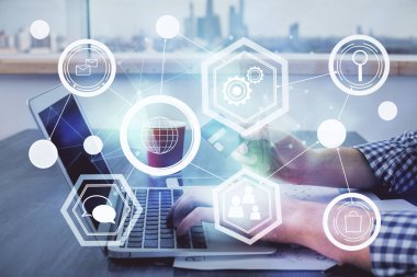 Elinde kredi kartı ve sosyal ağ temalı bir çizim tutan bir adamın çift pozu. Dijital finans ve E-ticaret kavramı.