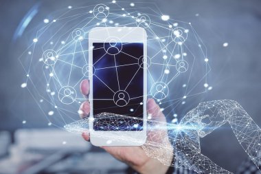 Bir adamın elini tutarken ve telefon ve sosyal ağ teması kullanırken çift pozlama.