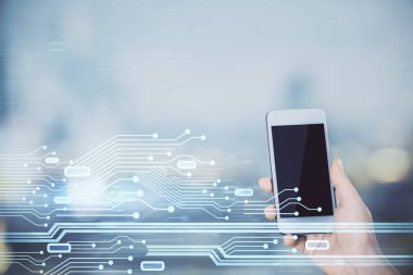 Teknolojiye çifte maruz kalma, hologram ve cep telefonu kullanan bir kadın..