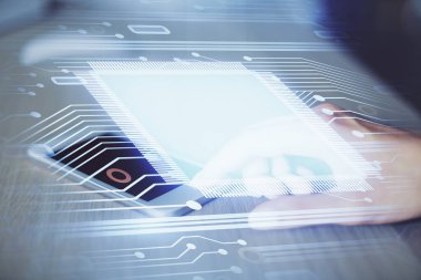 Teknolojiye çifte maruz kalma, hologram ve cep telefonu kullanan bir kadın..