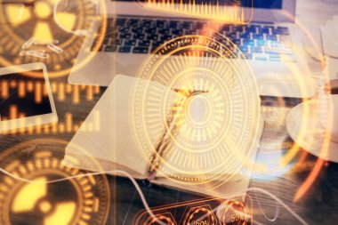 Teknoloji çizimleri ve açık defter geçmişi olan bir masa. Teknoloji kavramı