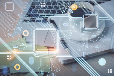 Teknoloji temalı çizimlere ve masa arkasında kahve ve eşyalar olan masaüstüne çoklu pozlama. Veri araştırması kavramı.