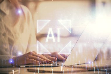 Bilgisayar ve veri temalı hologram çizimleri üzerinde çalışan kadın ellerine çok fazla maruz kalma. Teknoloji kavramı.