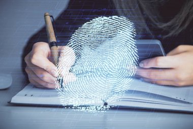 Bilgisayarda yazı yazan ve parmak izi çizimi yapan bir kadının ellerine iki kez maruz kalmış. Güvenlik kavramı.