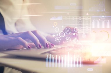 Bilgisayar ve veri temalı hologram çizimleri üzerinde çalışan kadın ellerine çok fazla maruz kalma. Teknoloji kavramı.