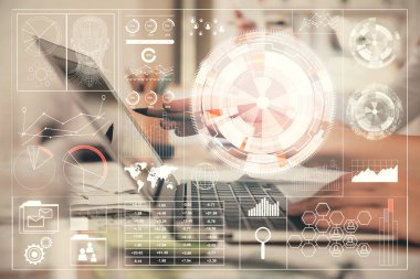 Bilgisayar ve veri temalı hologram çizimleri üzerinde çalışan kadın ellerine çok fazla maruz kalma. Teknoloji kavramı.