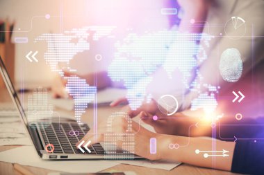 Bilgisayar ve dünya haritası çizimleri üzerinde çalışan kadın elleri çift pozlama. Uluslararası teknoloji sektörü konsepti.