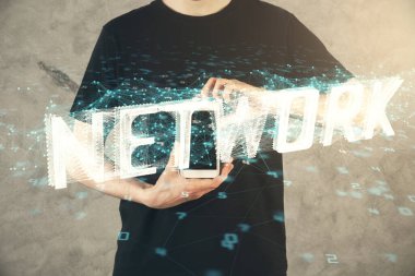 Bir adamın elini tutarken ve dijital bir cihaz ve veri temalı hologram çizimi kullanırken çift pozlama. Teknoloji konsepti.