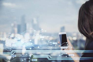 Teknolojiye çifte maruz kalma, hologram ve cep telefonu kullanan bir kadın..