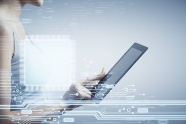 Teknolojiye çifte maruz kalma, hologram ve cep telefonu kullanan bir kadın..