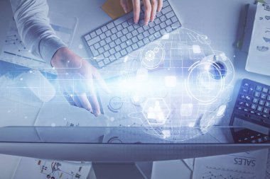 İnsan elinin bilgisayar klavyesi ve sosyal ağ temalı hologram çizimlerinin üzerine iki kez yazı yazması. Üst Manzara. İnsanlar web konseptini bağlar.