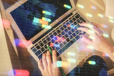 Bilgisayar ve veri temalı hologram çizimlerinde çalışan kadın elleri çift pozlama. Üst Manzara. Teknoloji konsepti.