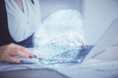 Bilgisayarda yazı yazan ve parmak izi çizimi yapan bir kadının ellerine iki kez maruz kalmış. Güvenlik kavramı.