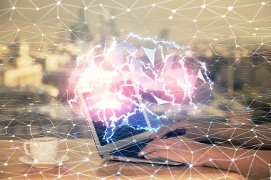 Bilgisayar ve insan beyin hologramı çizimleri üzerinde çalışan kadın ellerine çok maruz kaldı. Ai teknoloji konsepti.