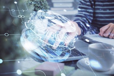 Bilgisayar ve veri temalı hologram çizimlerinde çalışan kadın elleri çift pozlama. Teknoloji kavramı.